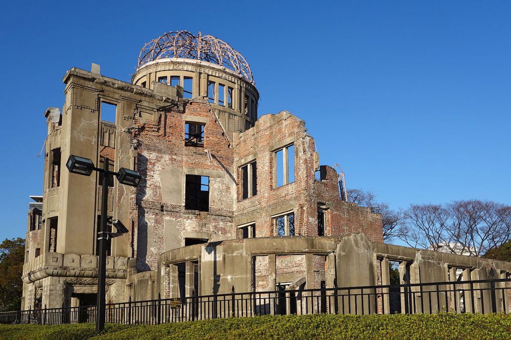 1945年8月6日美軍以原子彈轟炸廣島，爆炸中心附近的建築物幾乎全數被夷為平地，僅此建築勉強屹立沒有完全傾倒。今屬廣島和平紀念公園的一部份（圖／Oilstreet）