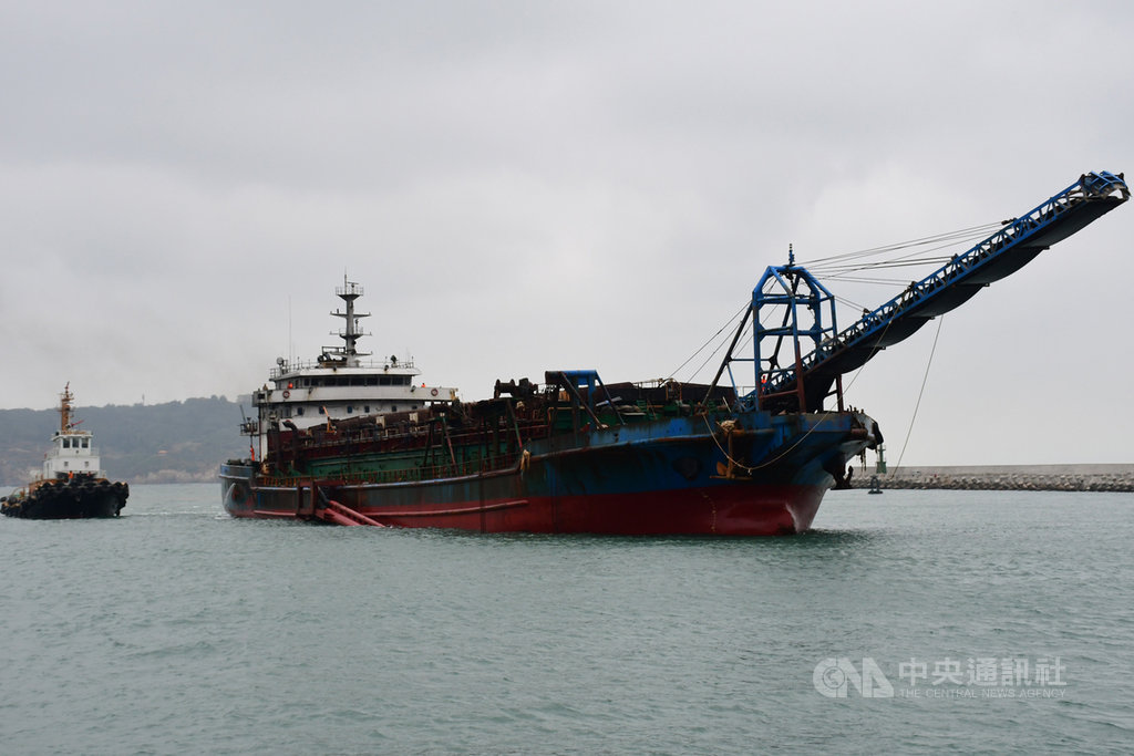 中國籍採砂船「振大968」越界採砂,馬祖海巡隊派兩艘警艇前往登檢,連同人員與船隻上午11時押解回南竿福澳港(圖/馬祖海巡隊、中央社)