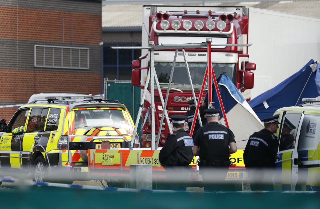 冷凍貨櫃藏偷渡客 39 屍,震驚英國(圖/Alastair Grant/達志影像.AP Photo )