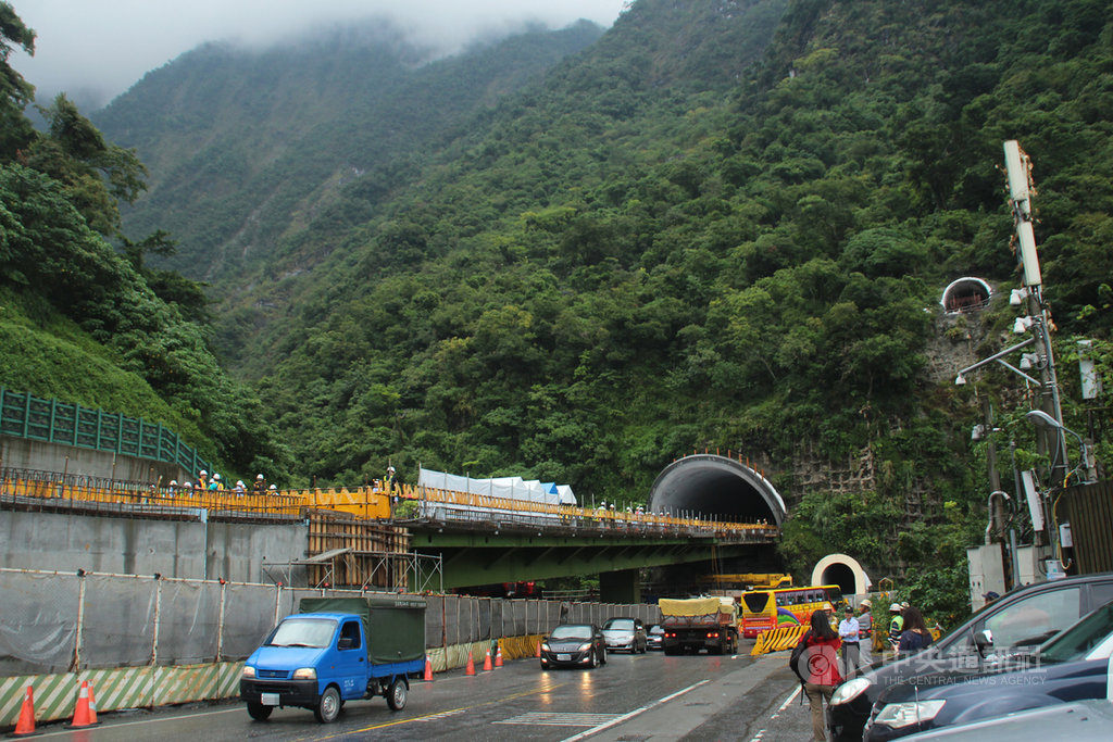 蘇揆：加速環島鐵、公路網建設 提供國人安全回家的路
