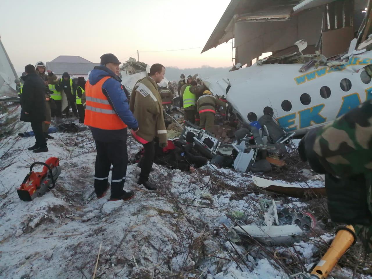 起飛一分鐘機身斷裂！哈薩克國內航空墜機12死54傷
