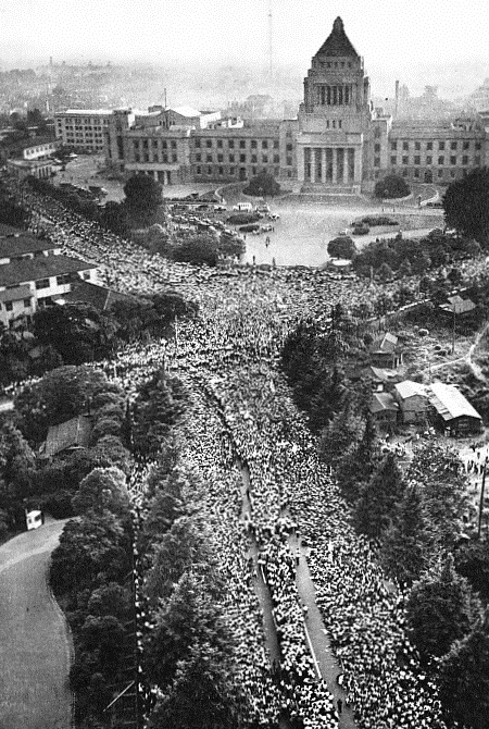 1960年在日本國會前反對安保條約的遊行（圖／公共領域）
