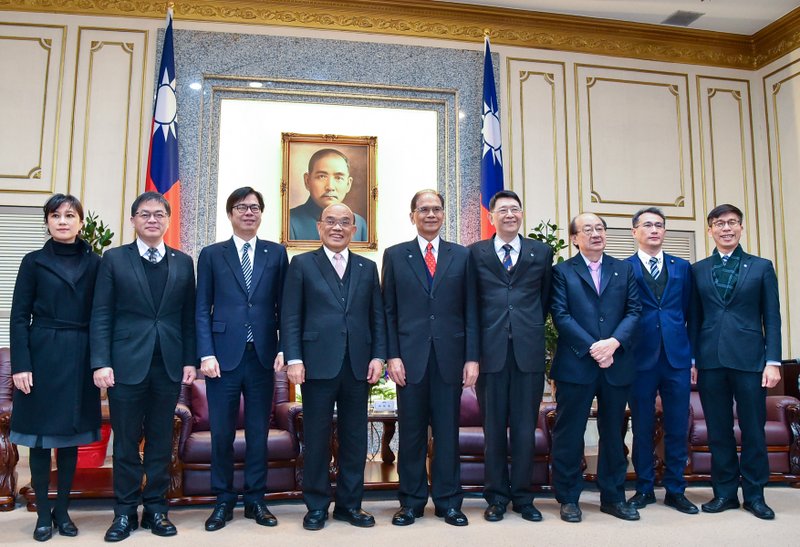 蘇貞昌：以最快速度 協助各行業走出困境