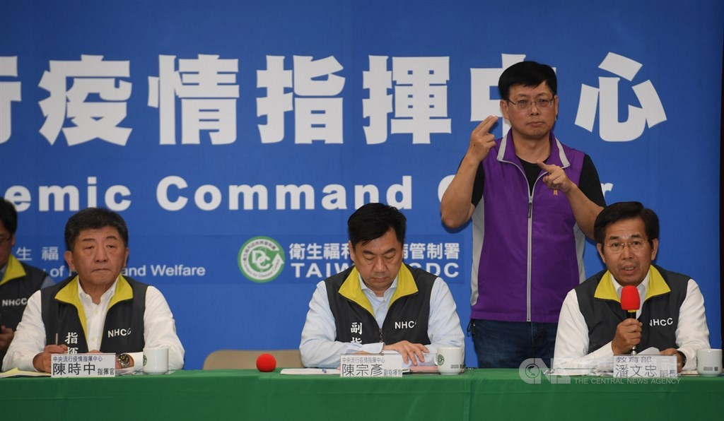 日前曾因有高中生出國遊玩後染上武漢肺炎，並且傳染給同學，全校也因此停課