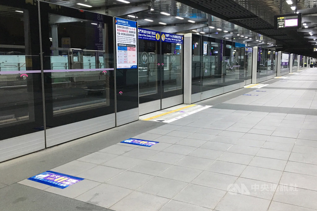 桃園大眾捷運公司在全線車站月台等處劃設社交安全距離地貼，讓旅客能依循防疫動線排隊，維持適當距離。