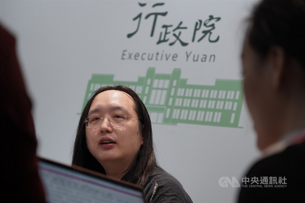 口罩實名制2.0將於4月下旬推出「取口罩兼續訂下一輪」的新功能。身為技術團隊成員，行政院政務委員唐鳳也參加封測。