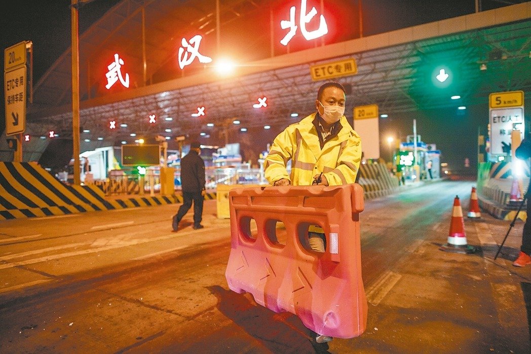 武漢水陸空全面解禁　萬人連夜出逃