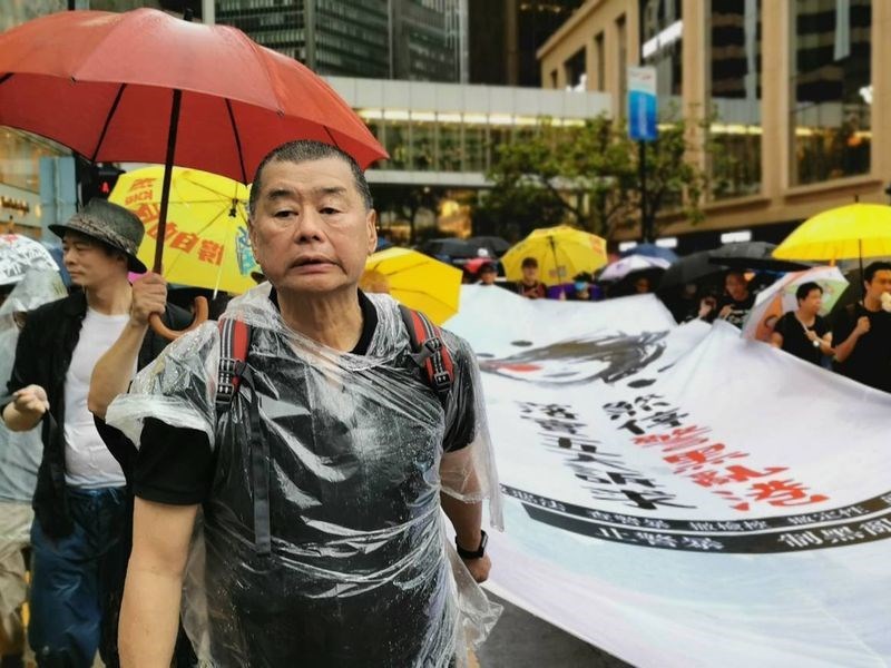 香港壹傳媒集團創辦人黎智英因參與「反送中」運動的集會遊行，18日上午再度被警方登門調查。圖為黎智英2019年8月參加反送中遊行。