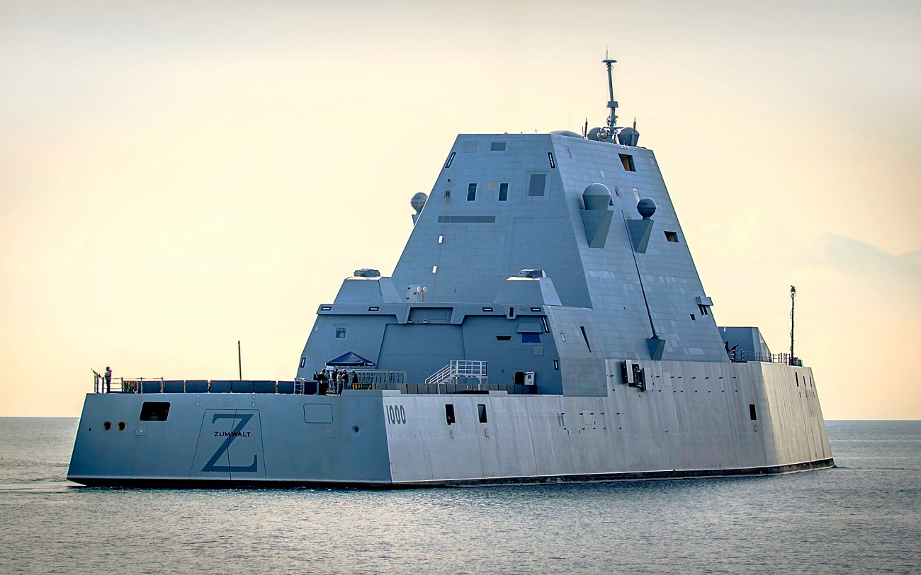 美海軍首艘導向飛彈驅逐艦下海​服役