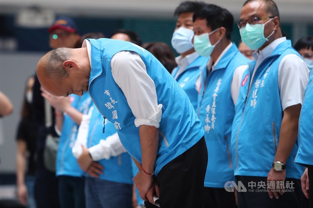 高雄市長韓國瑜（前左）6日傍晚在罷韓案結果底定後，率領市府團隊在四維行政中心舉行記者會發表談話，會中深深鞠躬向一路走來所有支持者致意。