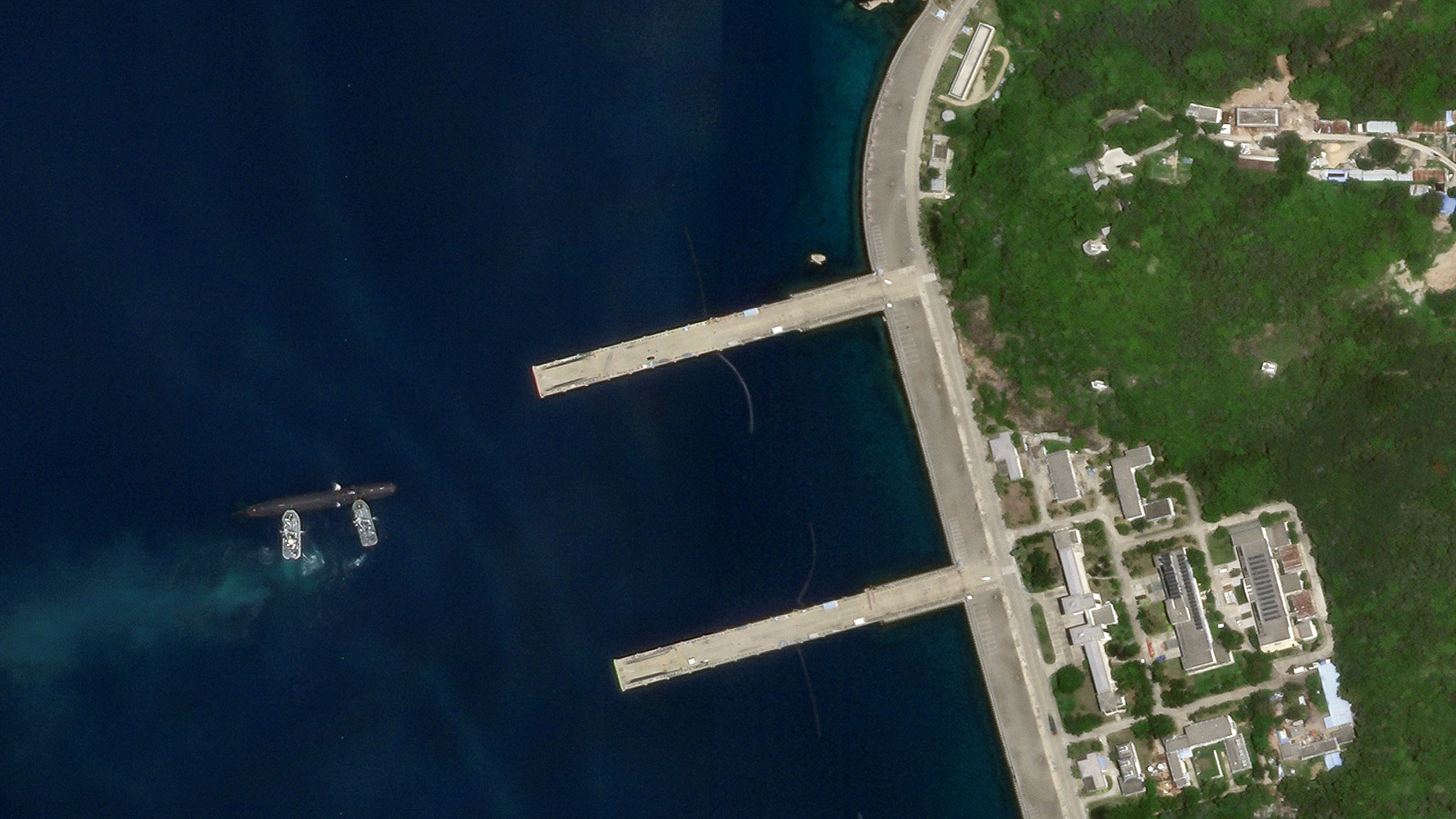 美國衛星捕捉到中國核動力潛艇在海南島出沒影像