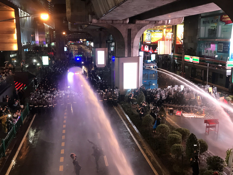 泰國示威者罕見向泰王抗議！曼谷進入緊急狀態、警方出動水砲車