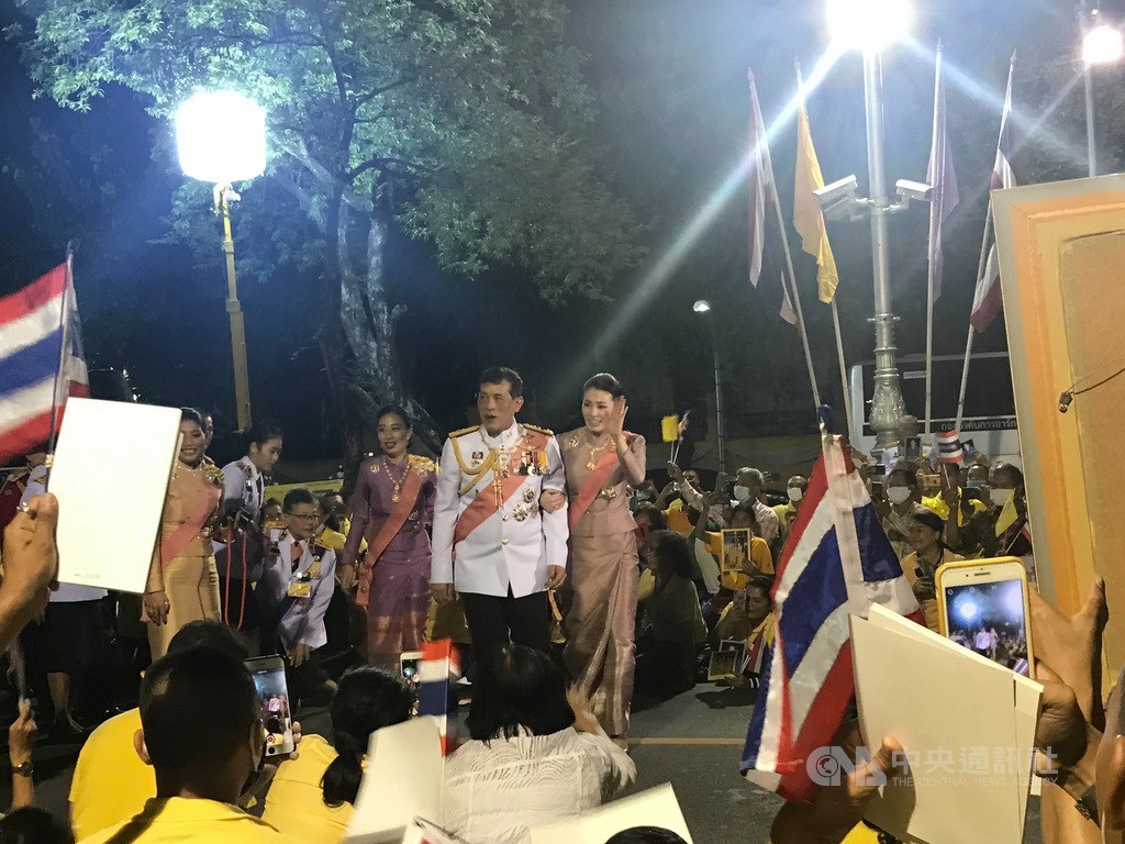 泰國學運：保皇派黃衫軍上街頭　泰王現身接受擁戴發表評論