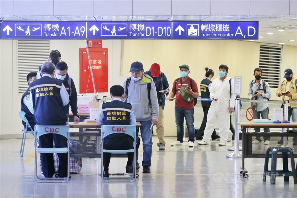 中央流行疫情指揮中心宣布：來台旅客都必須檢附檢疫證明書始可入境，引發是否違憲等法律爭議。 （圖／中央社）