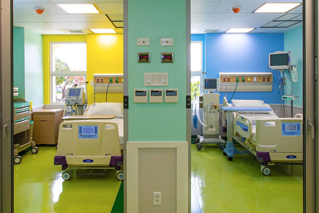 1280px-ICU_Bayview_Hospital_加護病房（圖／BBD Editor／CC BY-SA 4.0）