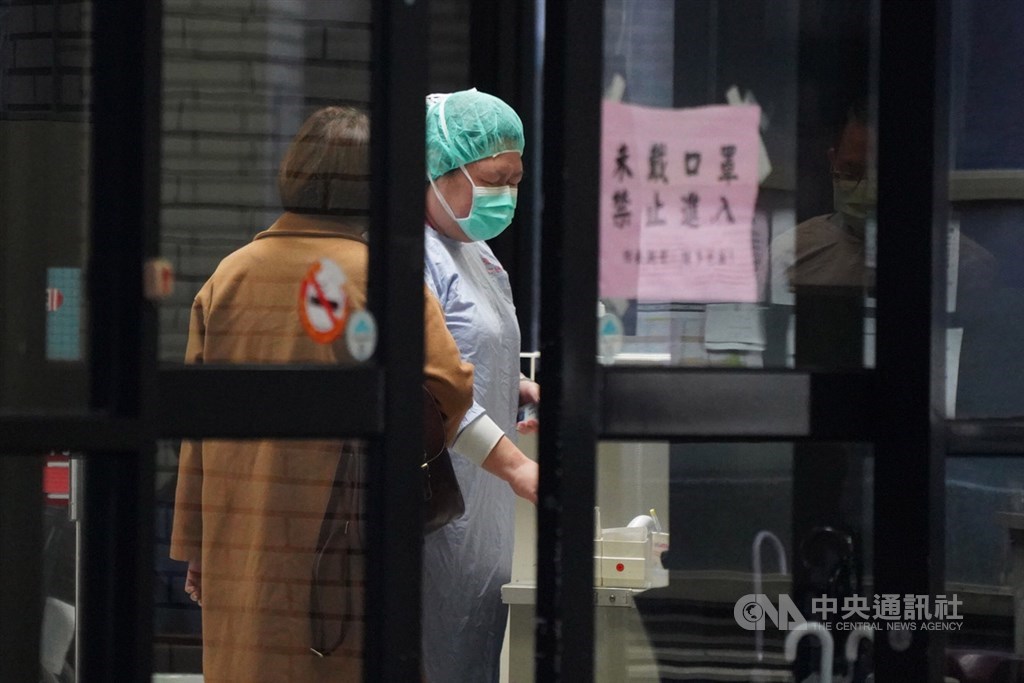 新聞專題疫情 武漢肺炎／醫事人員出國規定拍板 醫院社工也納入 最新更新：2020/02/27 21:48 因應武漢肺炎疫情，衛福部擬定醫事人員出國規定，所有醫院醫事人員及社工，到旅遊疫情警示區須先報准，實施至6月30日。（中央社檔案照片）