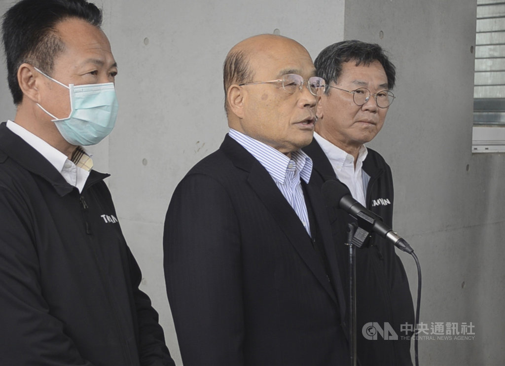 面對在野黨打算在24日前要發動反對萊豬進口表決，行政院長蘇貞昌（中）19日表示，做生意要講究有來有往，豬肉要外銷，要跟美國做生意，不能說人家的不能來。中央社