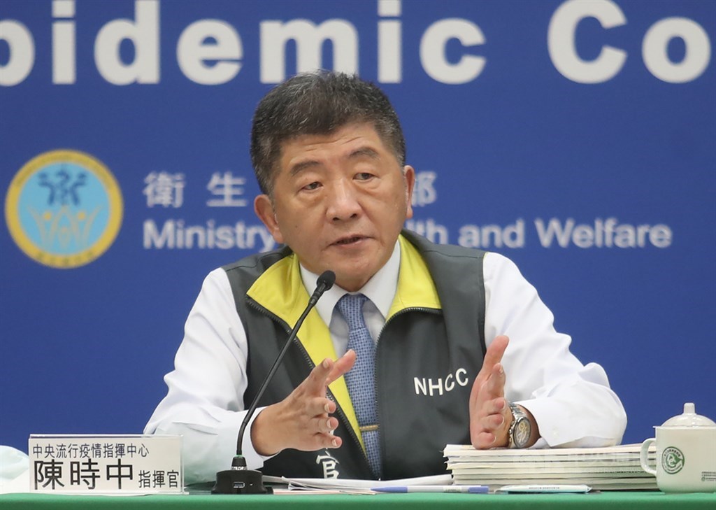 中央流行疫情指揮中心宣布：針對疫情發布秋冬防疫措施，引發是否違憲的爭議。