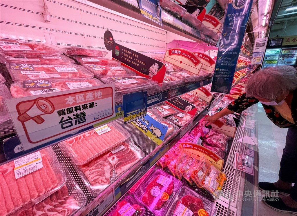 立法院24日晚間通過開放含微量瘦肉精萊克多巴胺豬肉進口的行政命令，定明年元旦起生效。圖為大賣場陳列的台灣國產豬肉。（中央社檔案照片）