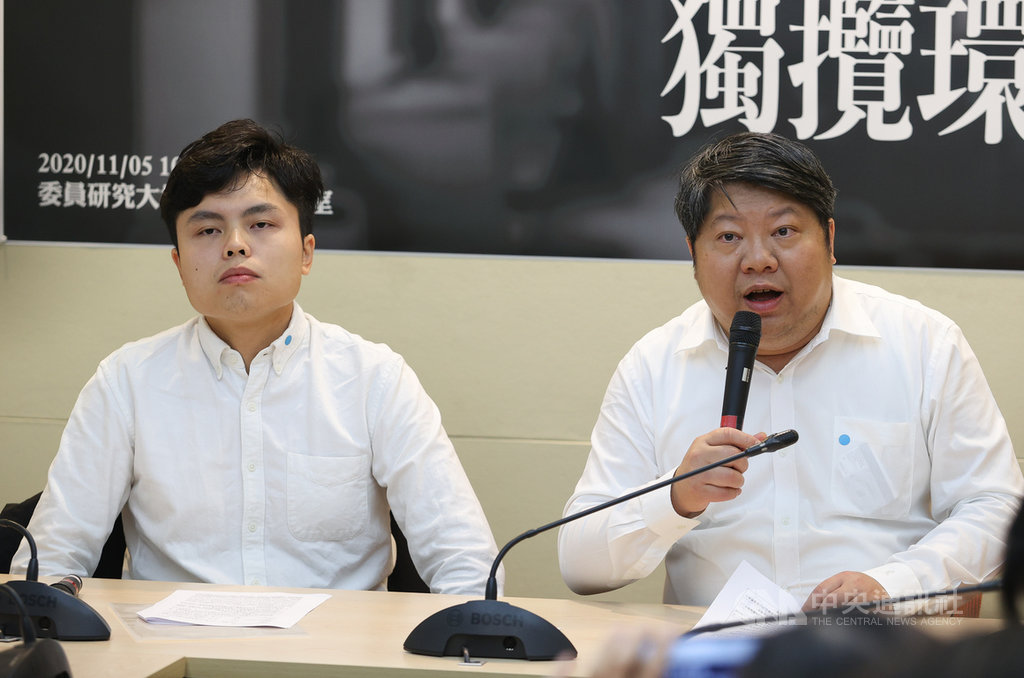 經濟民主連合智庫召集人賴中強（右）5日表示，國內最大網路旅行社易遊網旅行社為易遊網公司子公司，但易遊網公司董事會由中國攜程網所控制，是中資違法在台灣經營旅行社，經濟部應徹查，並依法命其撤資。