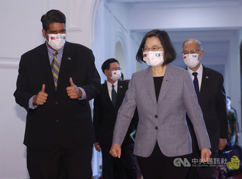 總統蔡英文（前右）30日在總統府會見帛琉總統惠恕仁（Surangel Whipps Jr.）（前左），兩人一起走進晴廳。中央社記者鄭傑文攝 110年3月30日