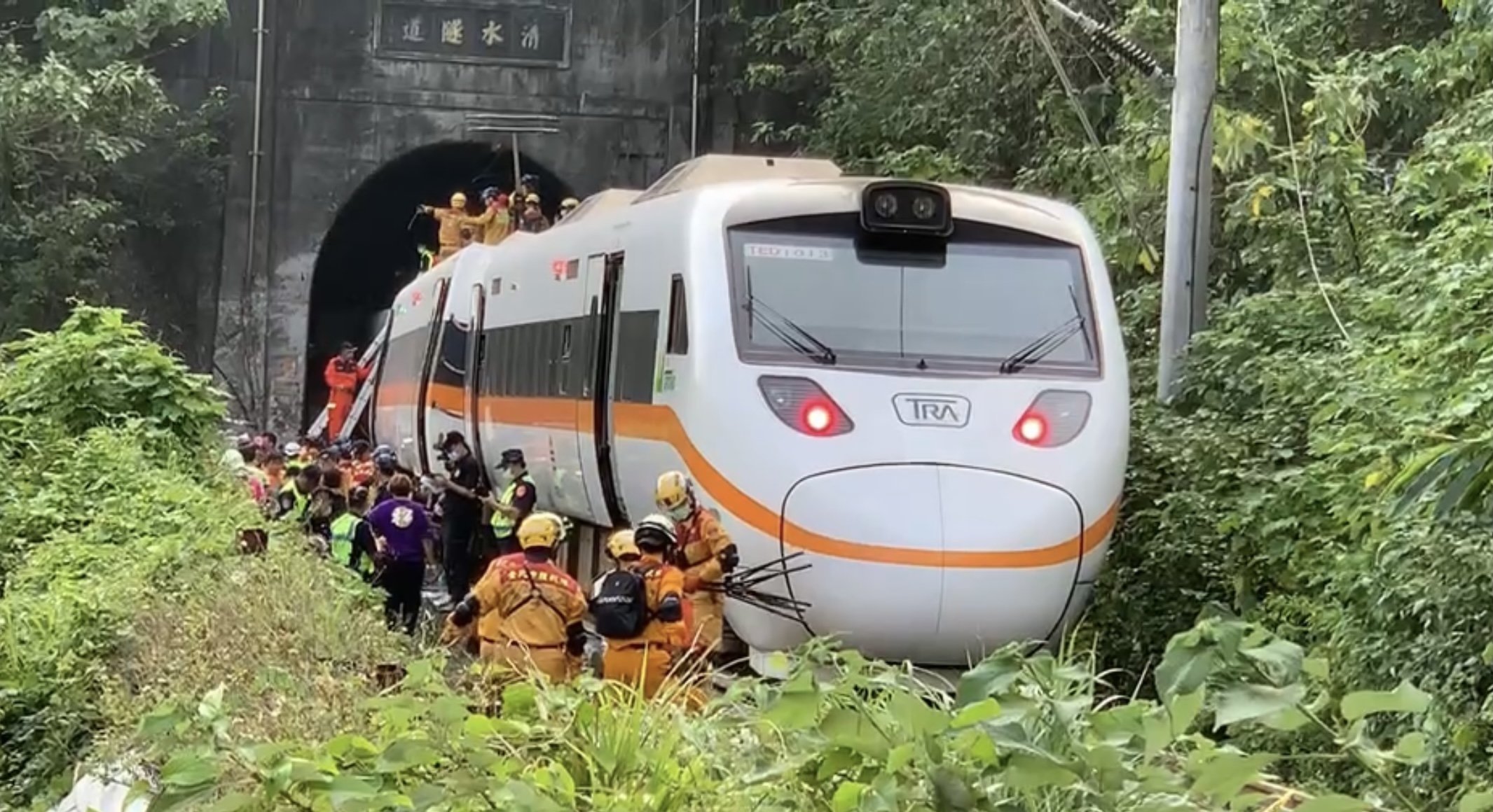 太魯閣失事列車搜出18片遺骸 日專家:在談預防事故前應先檢討