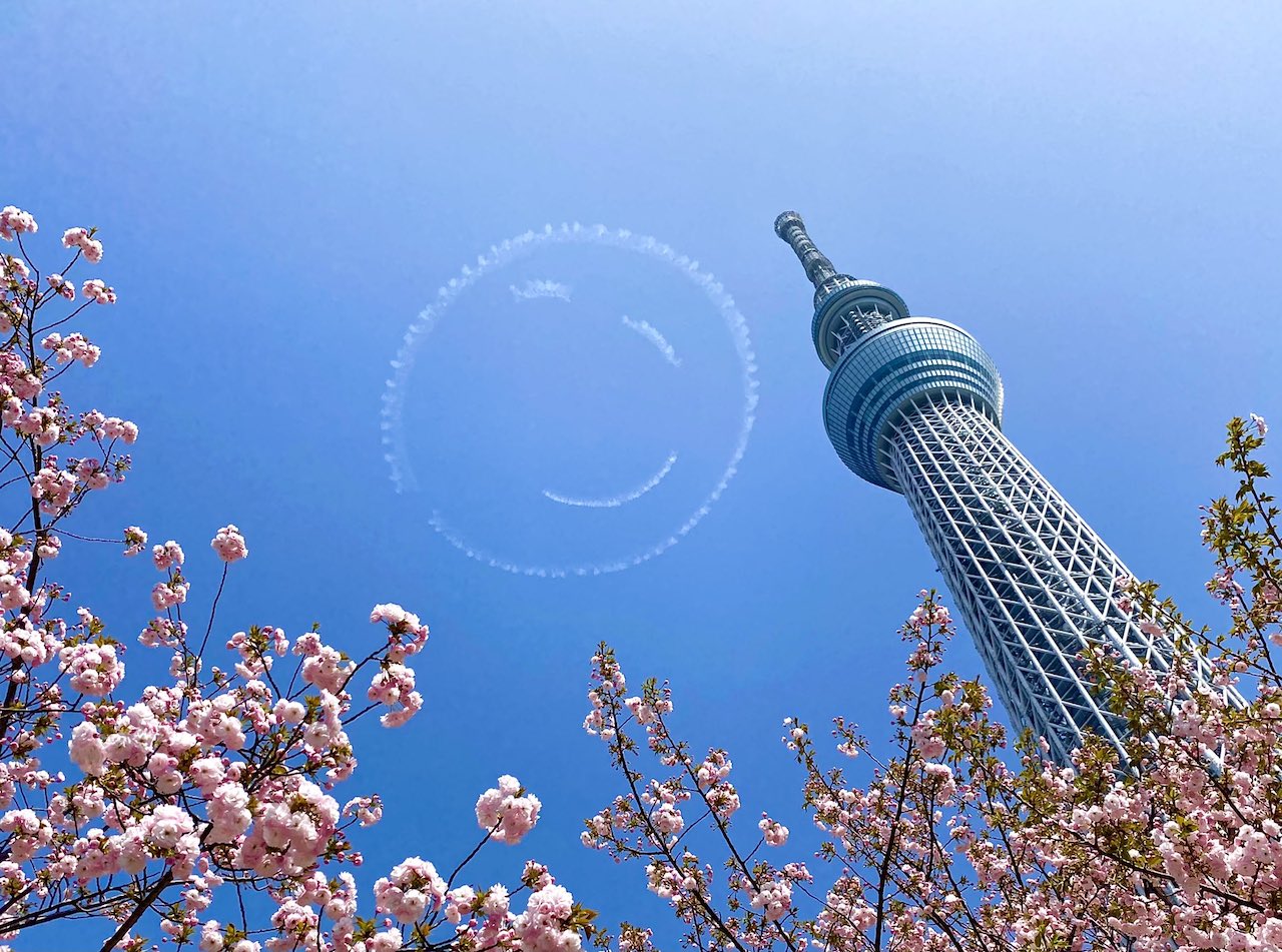抬起頭笑一下　日本空中競速飛行員在空中畫下笑臉鼓舞民眾