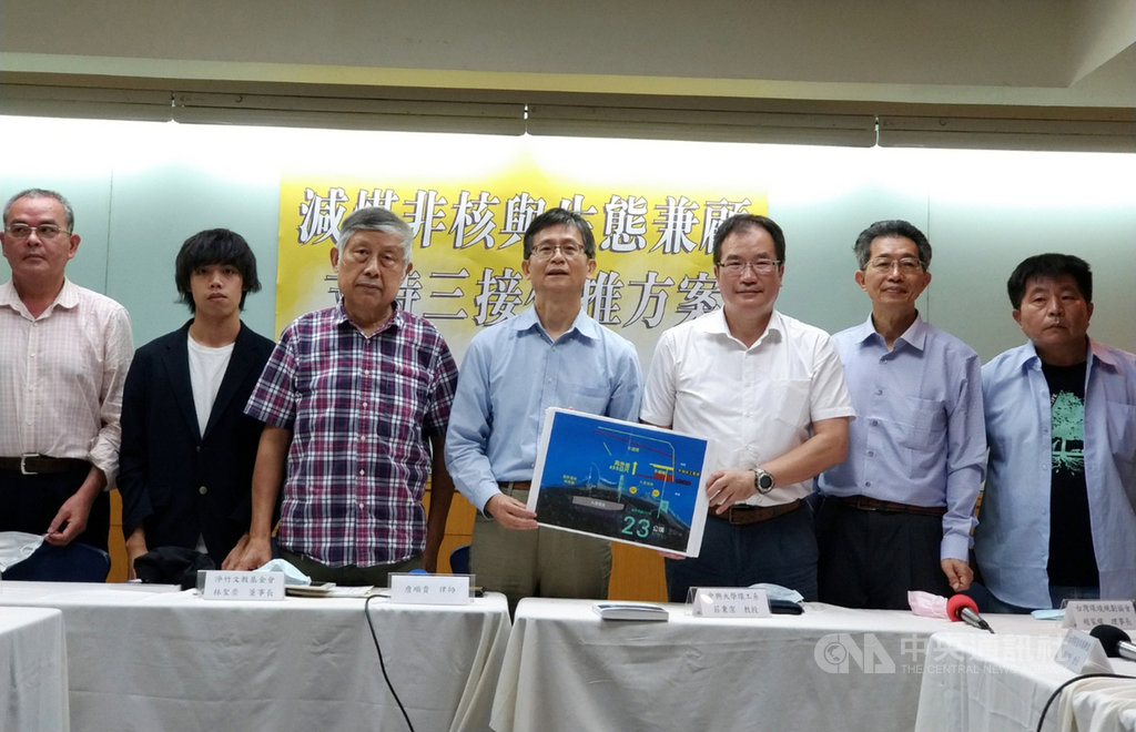 環保與能源非零和 詹順貴偕環團代表反藻礁公投