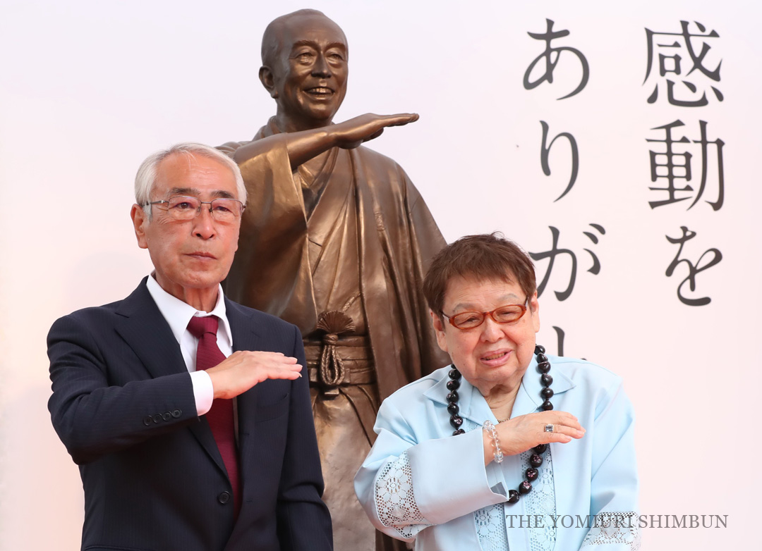 緬懷一代諧星志村健　銅像揭幕　聖火傳遞由哥哥代跑