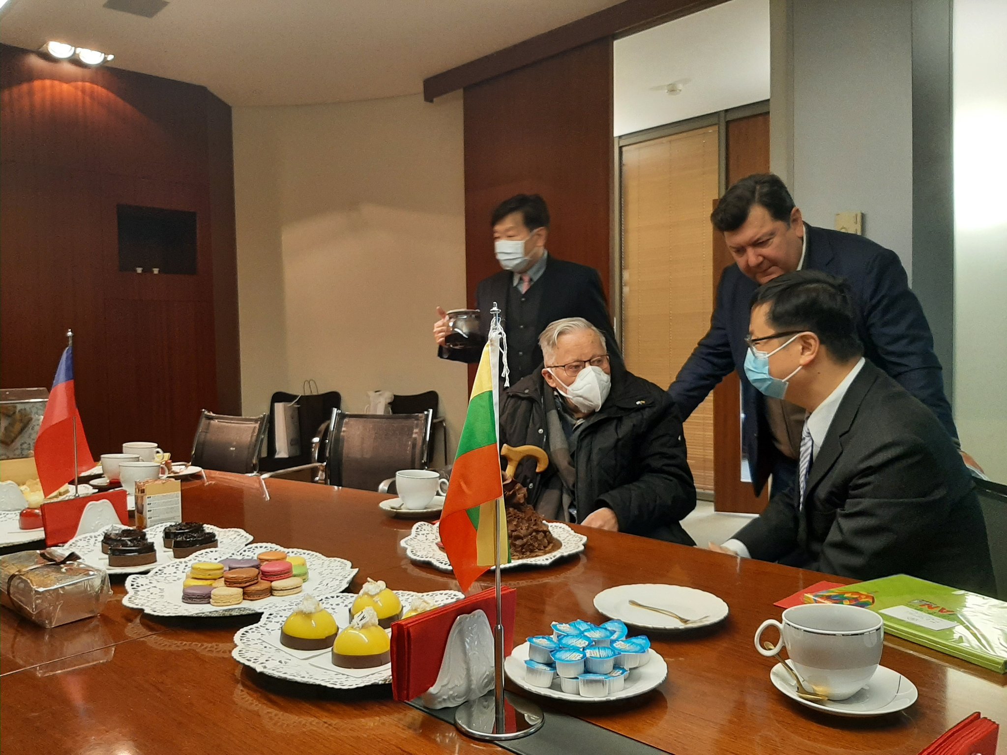 台灣代表處正式掛牌　立陶宛國父到場祝賀