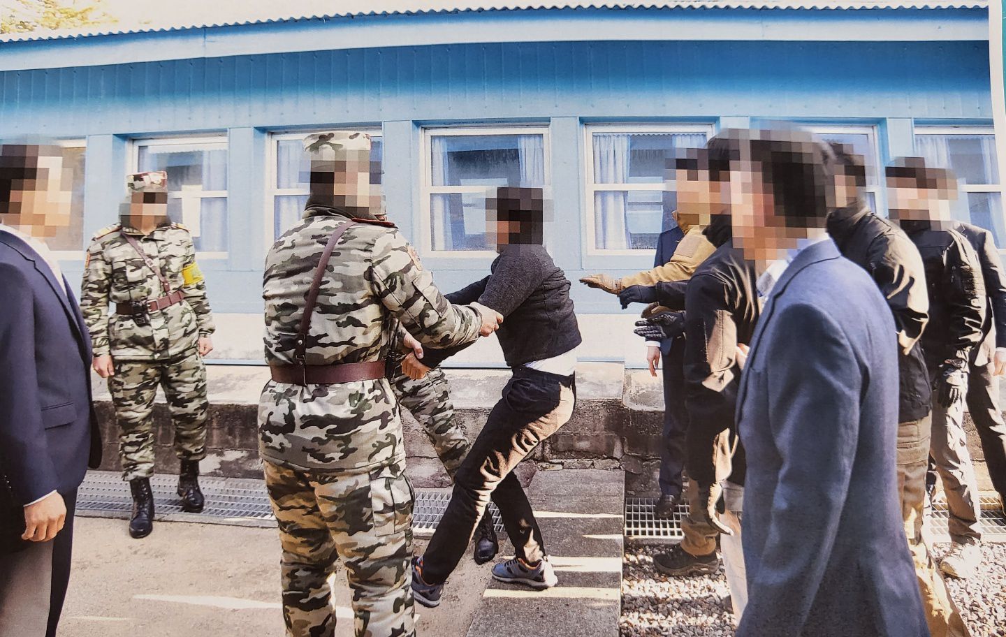 韓統一部公開文在寅強制遣返脫北者照片 脫北者遭蒙眼在板門店撞牆激烈抵抗