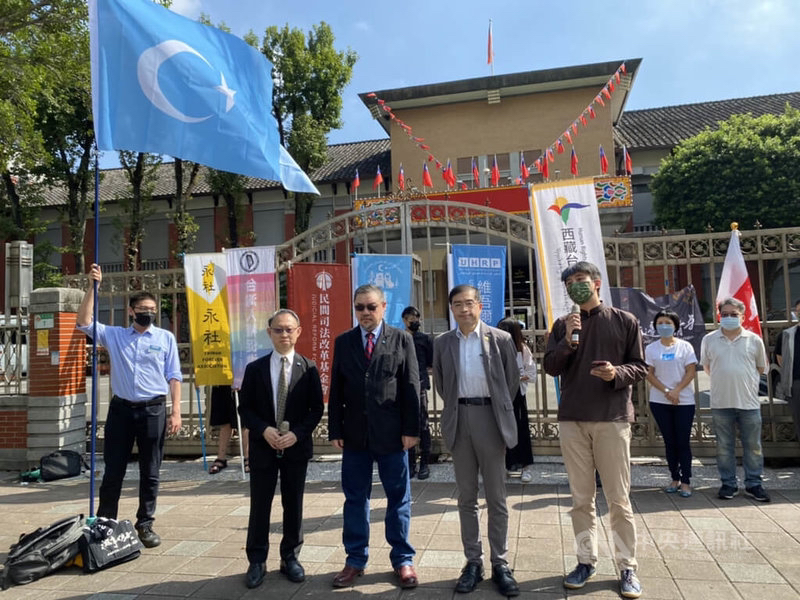 臺灣東突厥斯坦協會與美國華府的維吾爾人權項目於立法院前紀念東突厥斯坦建國,呼籲台灣人重視受到迫害的維吾爾人/圖:中央社