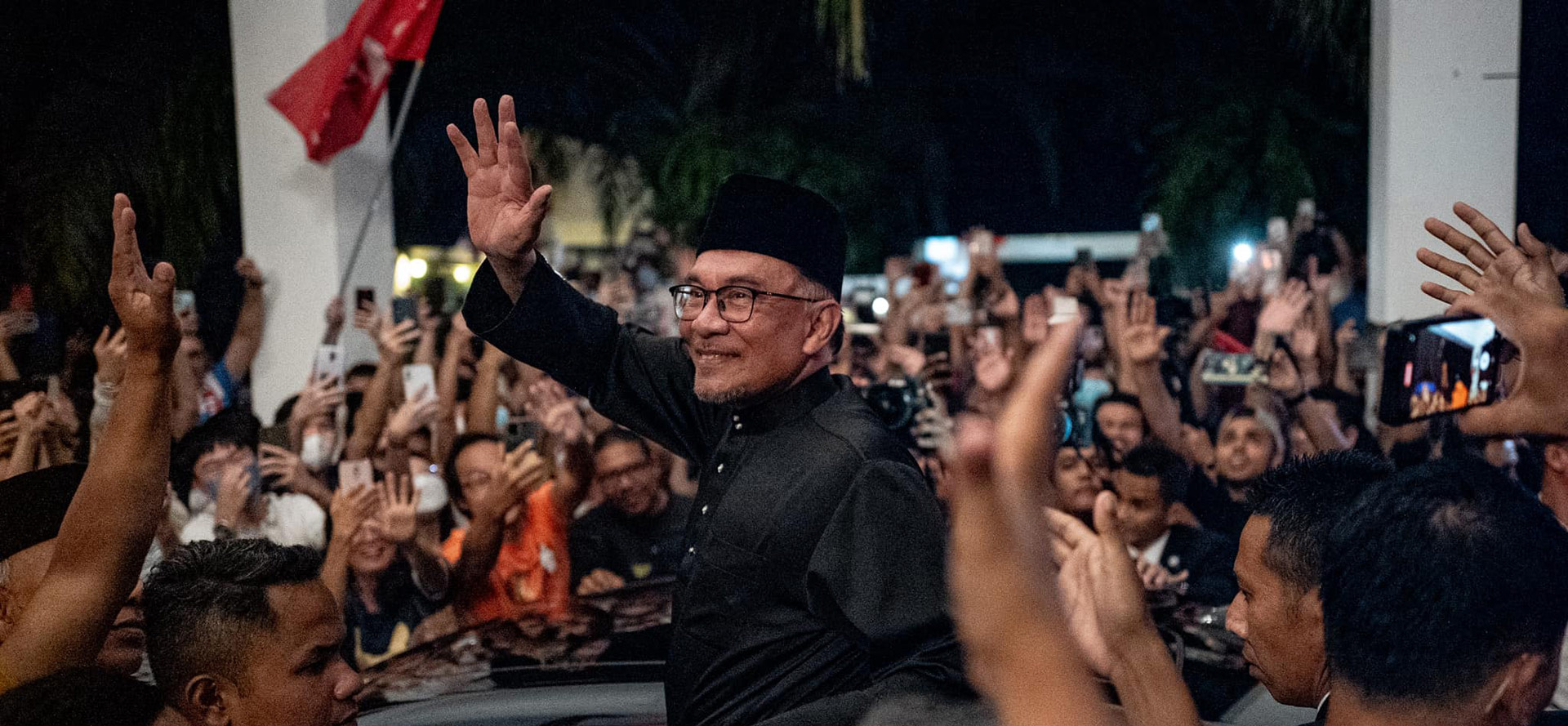 安華邁向首相之路走了25年！上任首要解決經濟、宗教種族衝突