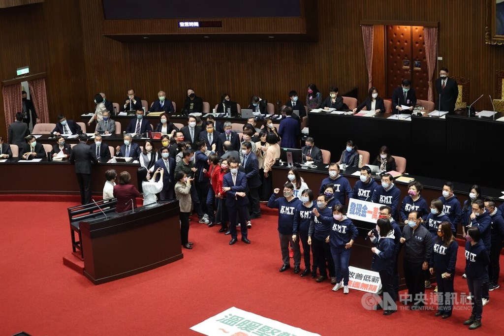 國民黨要求陳建仁內閣就4大議題做出說明，以及將行政院規劃發放新台幣6000元的政策，改為發放一萬元／圖：中央社