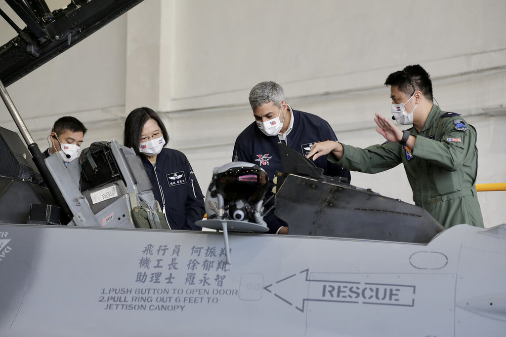 阿布鐸於參觀花蓮空軍基地時表示，近年來台灣與巴拉圭在國防方面的合作頻繁，期待未來可以進一步強化台巴雙邊在國防上的關係／圖：中央社