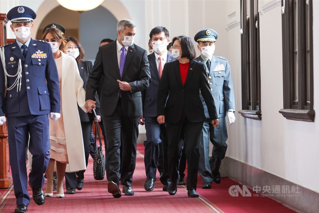 巴拉圭共和國總統阿布鐸於 2 月 14 日至 18 日率團來台進行訪問，成員包括外交部長阿里歐拉、工商部長賈斯迪優尼等重要官員／圖：中央社