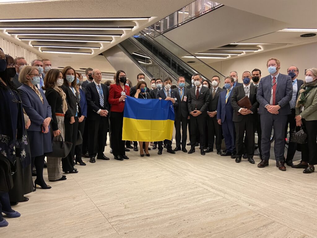 多國外交人員在俄羅斯外交部長拉夫羅夫（Sergei Lavrov）發表演說時直接離開現場，以表達對俄羅斯入侵烏克蘭的抗議／圖：推特＠FR_Desarmement