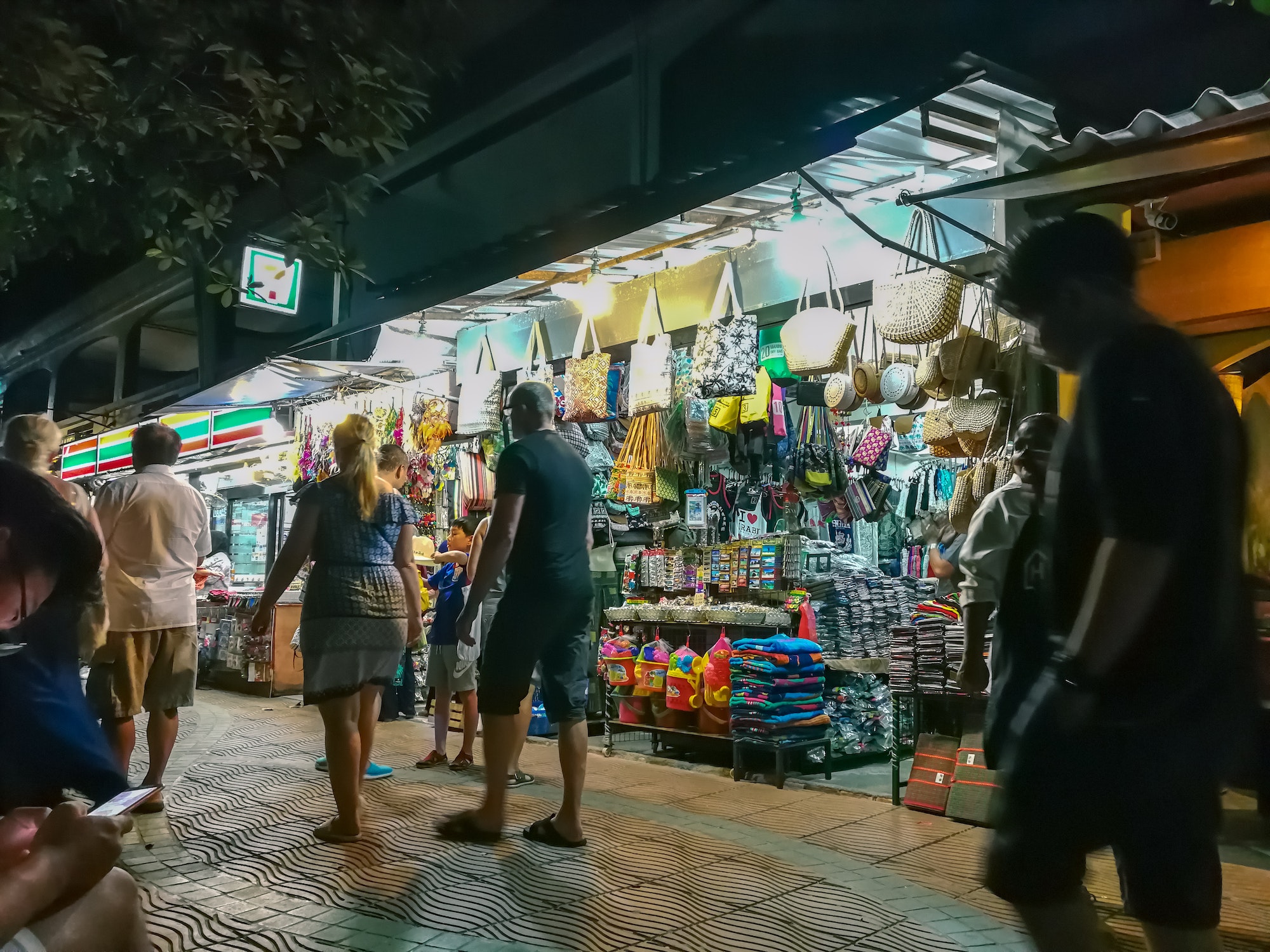 中資商店大舉入侵泰國搶食市場、店租狂漲4倍 旅遊業緩慢復甦