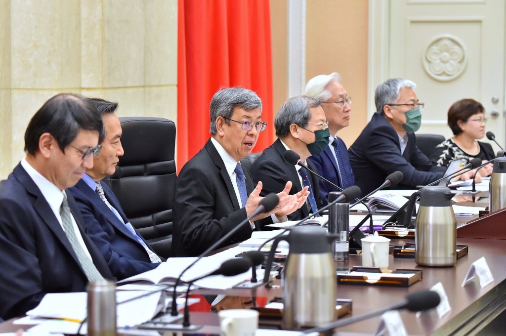 針對政府審慎研議放寬外籍家庭幫傭政策一案，陳建仁建議，勞動部與衛生福利部可從促進婦女重返職場、保障基層婦女就業權益、本國勞工就業優先及幼兒照顧托育等面向，蒐集各界意見。／圖：行政院提供