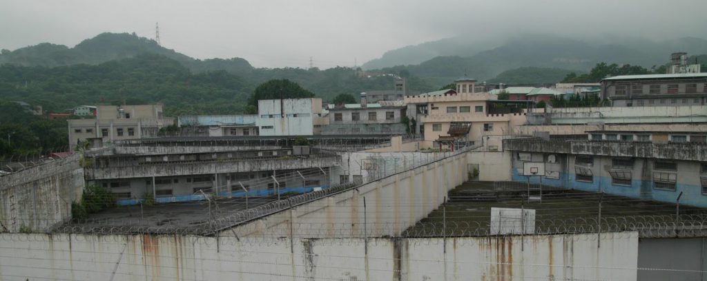 新店軍監採用「賓州監獄」式放射狀設計，目的在於使受刑人認為自己隨時被監視，而後形成自我約束的狀態。／圖：國家人權博物館