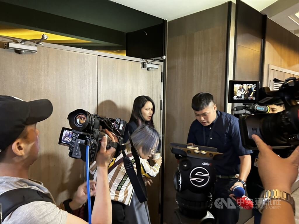 賴品妤遭中天記者追訪險摔倒 藍營諷假摔持續攻擊綠能議題