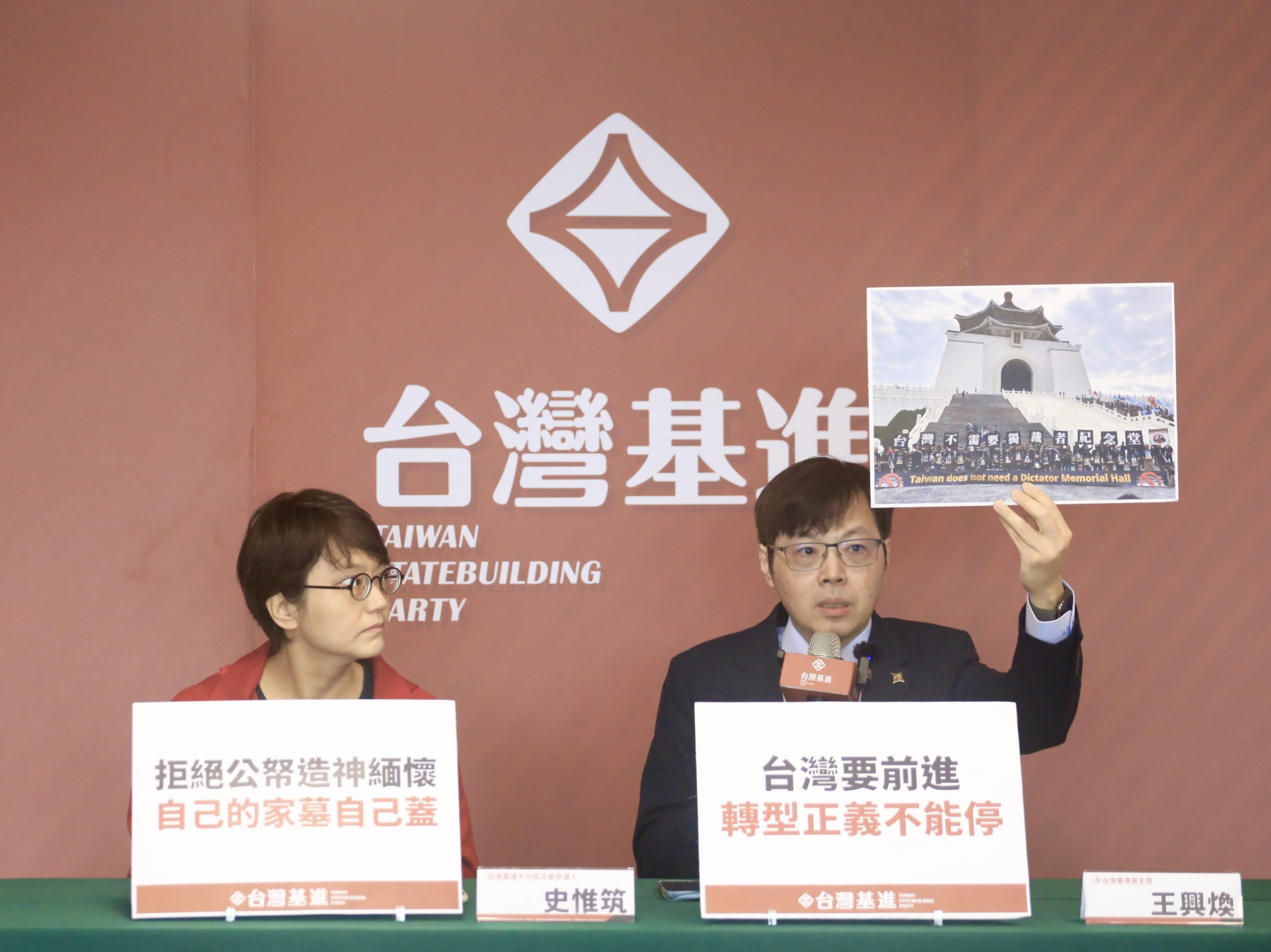 蔣介石銅像仍直盯總統府！基進：台灣不需讚揚屠殺者的建築