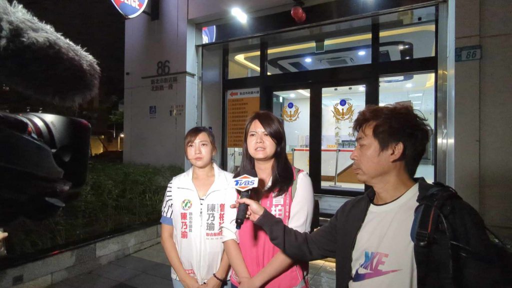 曾柏瑜認為，周柏吟成立方和傳媒公司，又從國民黨中央招攬許哲賓，兩人聯合操控網路霸凌，除了質疑許哲賓和雲林張家脫不了關係、也懷疑藍白抹黑產業鏈的源頭與中國有關。／圖：曾柏瑜提供
