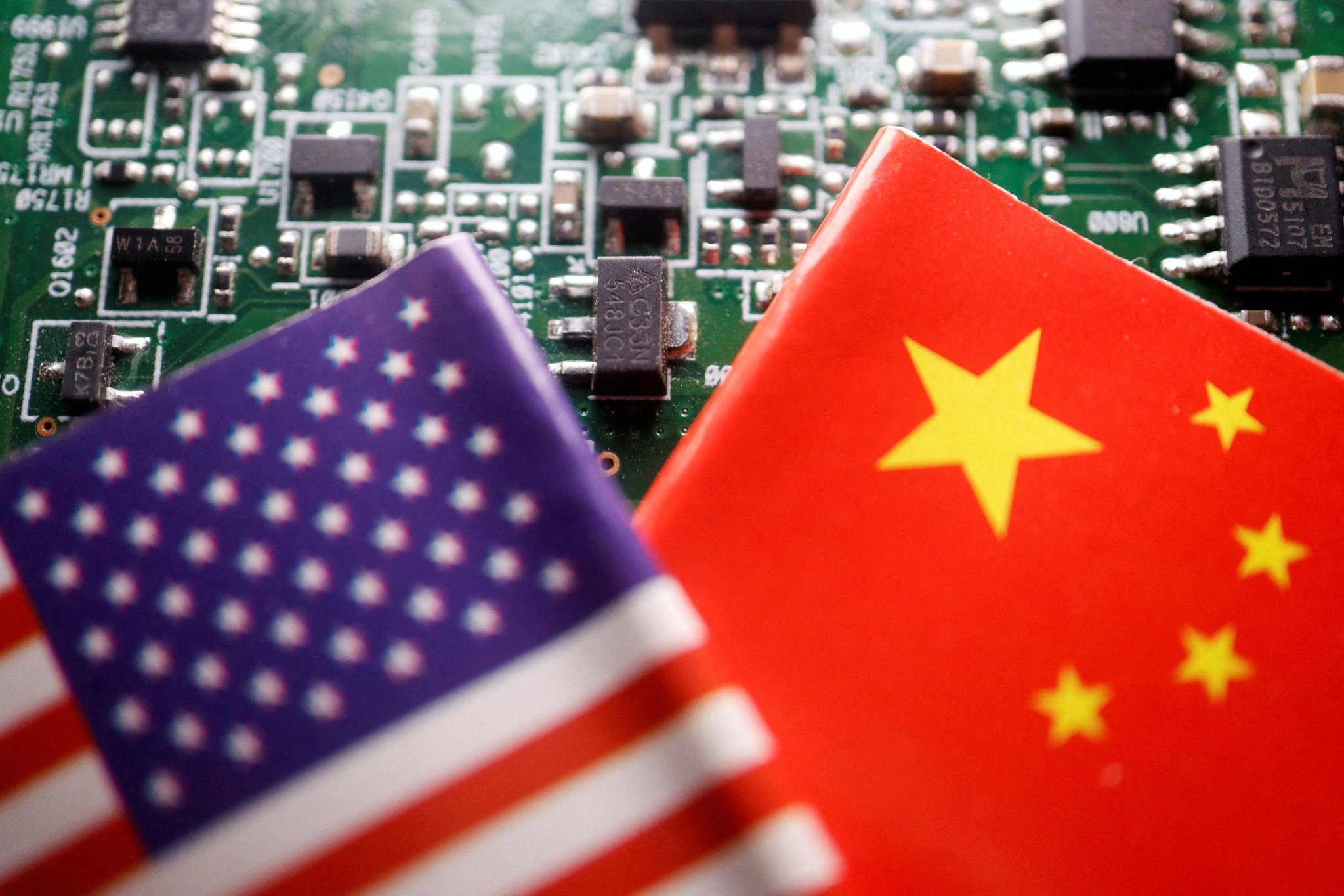 應對中國AI競爭　美國國會USCC提出原子彈等級倡議