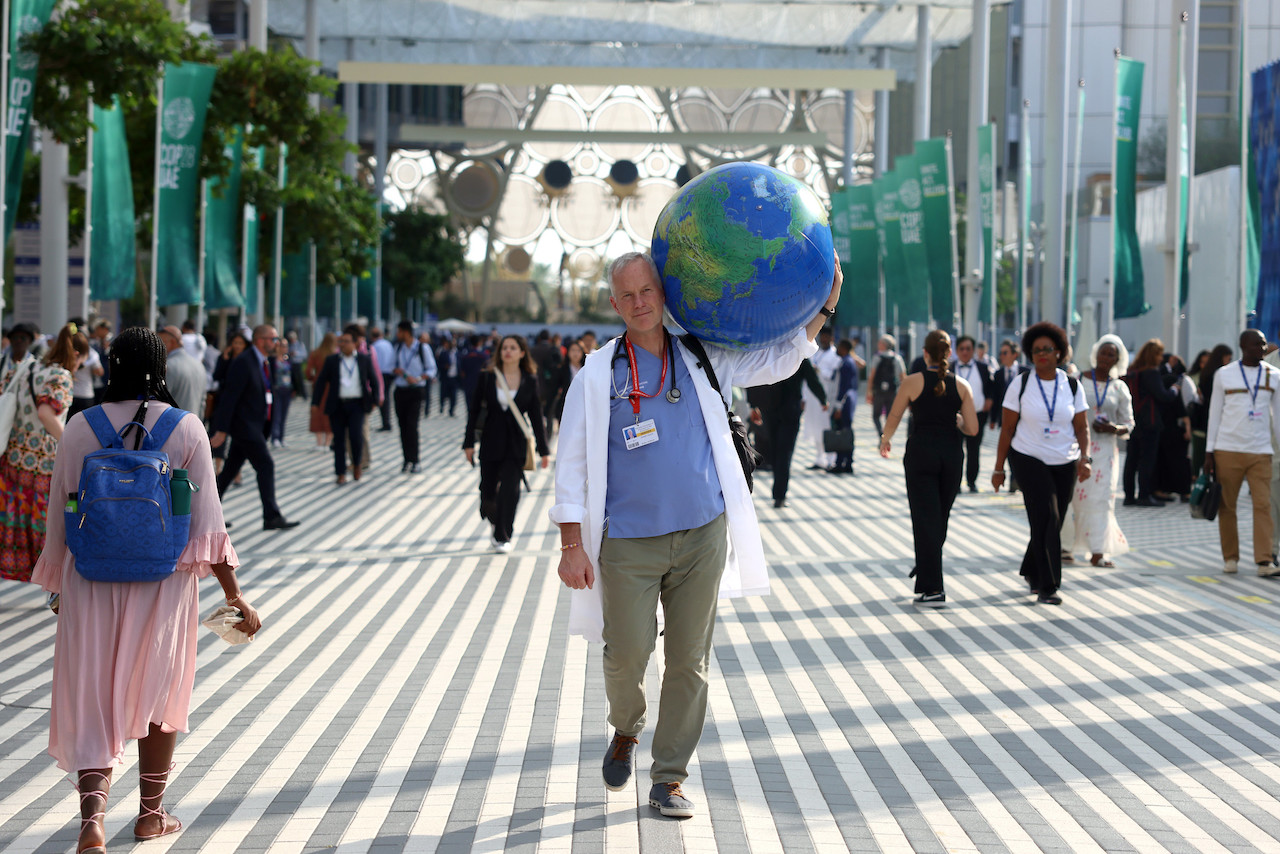 【COP28 杜拜】「洗綠」石化產業？118國50企業簽署《石油​與天然氣脫碳憲章》