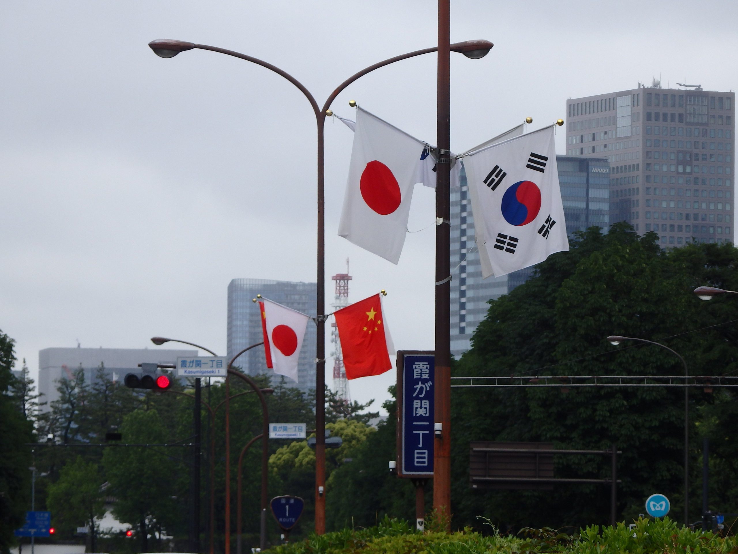 中國抗議日韓提火坑說與竄訪論　三國峰會仍上場　