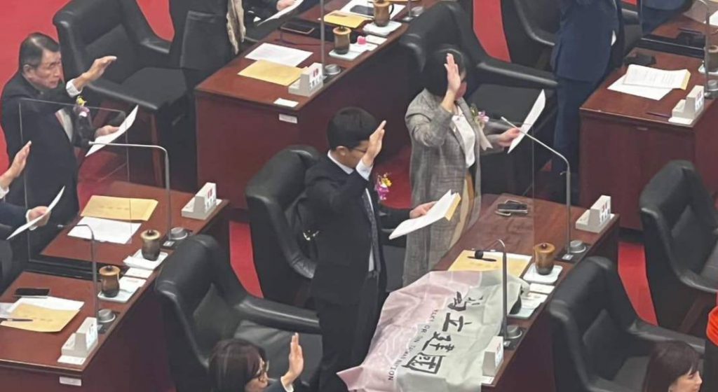 台灣基進高雄市議員張博洋在市議會對著台獨旗宣誓就職。／圖：台灣基進提供