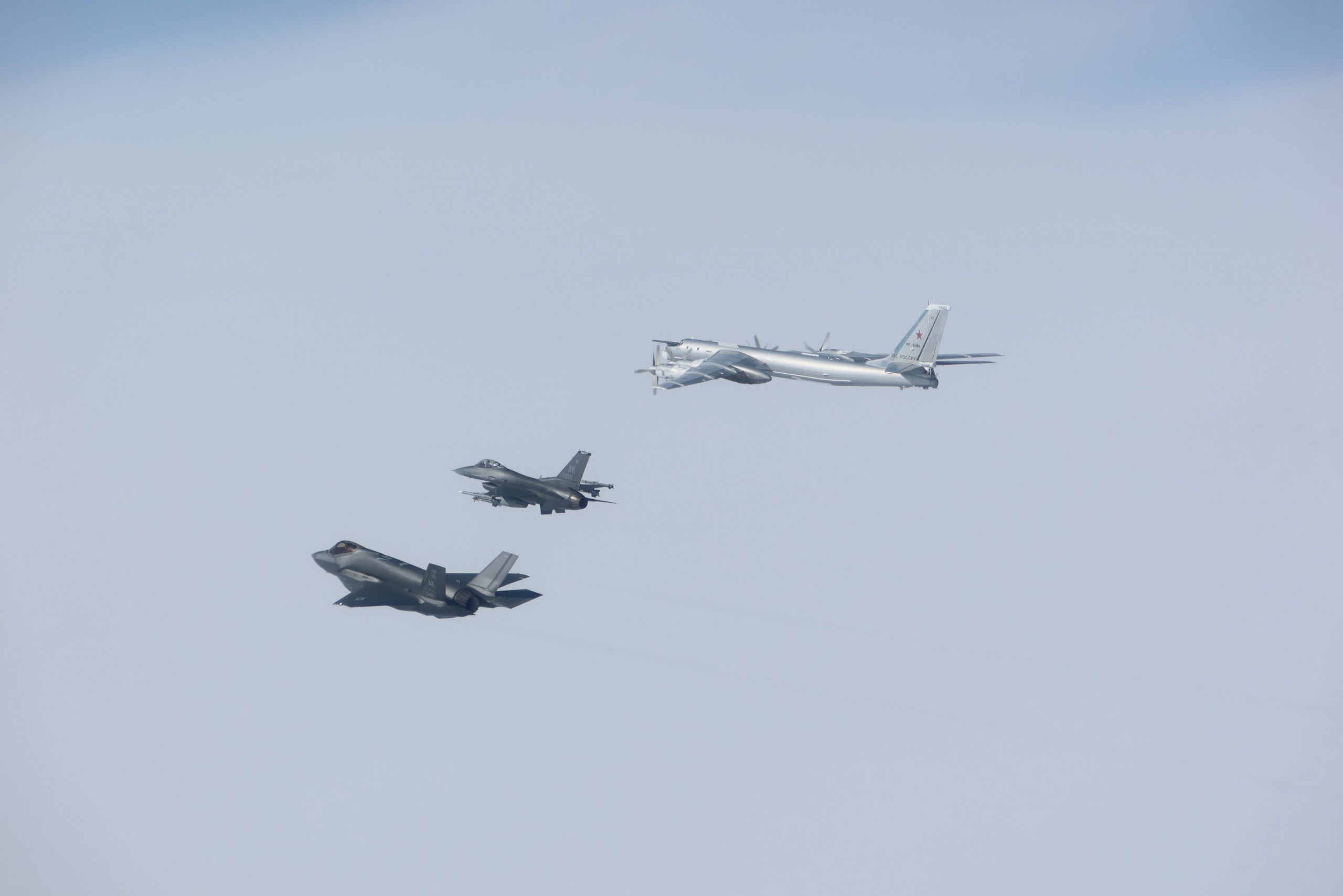 美加戰機升空　阿拉斯加外海攔截中俄戰機