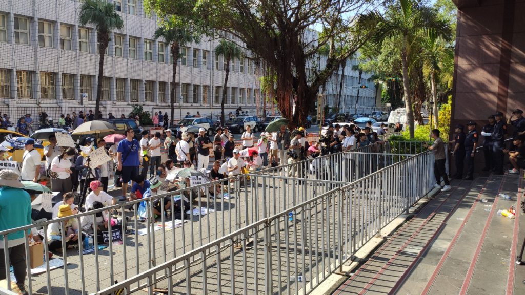 柯文哲因涉犯貪污治罪條例的圖利罪，今（31）日凌晨被移送台北地檢署複訊。圖為在北檢外替柯文哲聲援的支持者。／圖：報呱記者陳柏諺攝