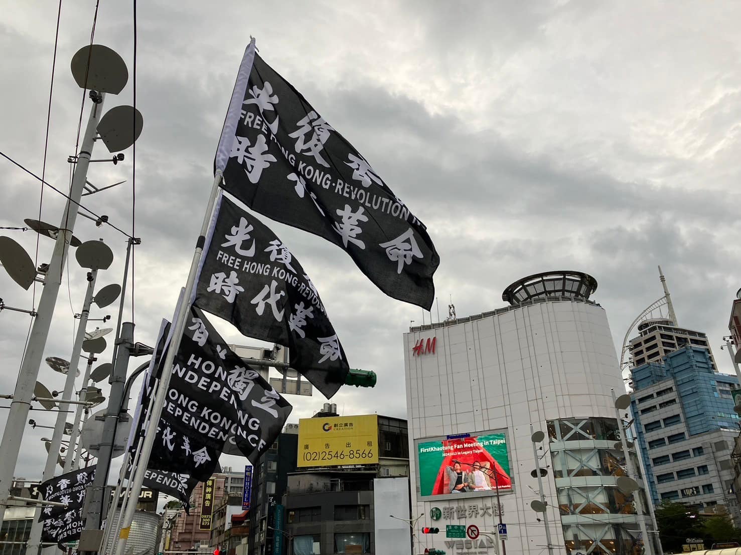 中國遊客假借探親來台　囂張破壞「光復香港」旗幟遭強制出境